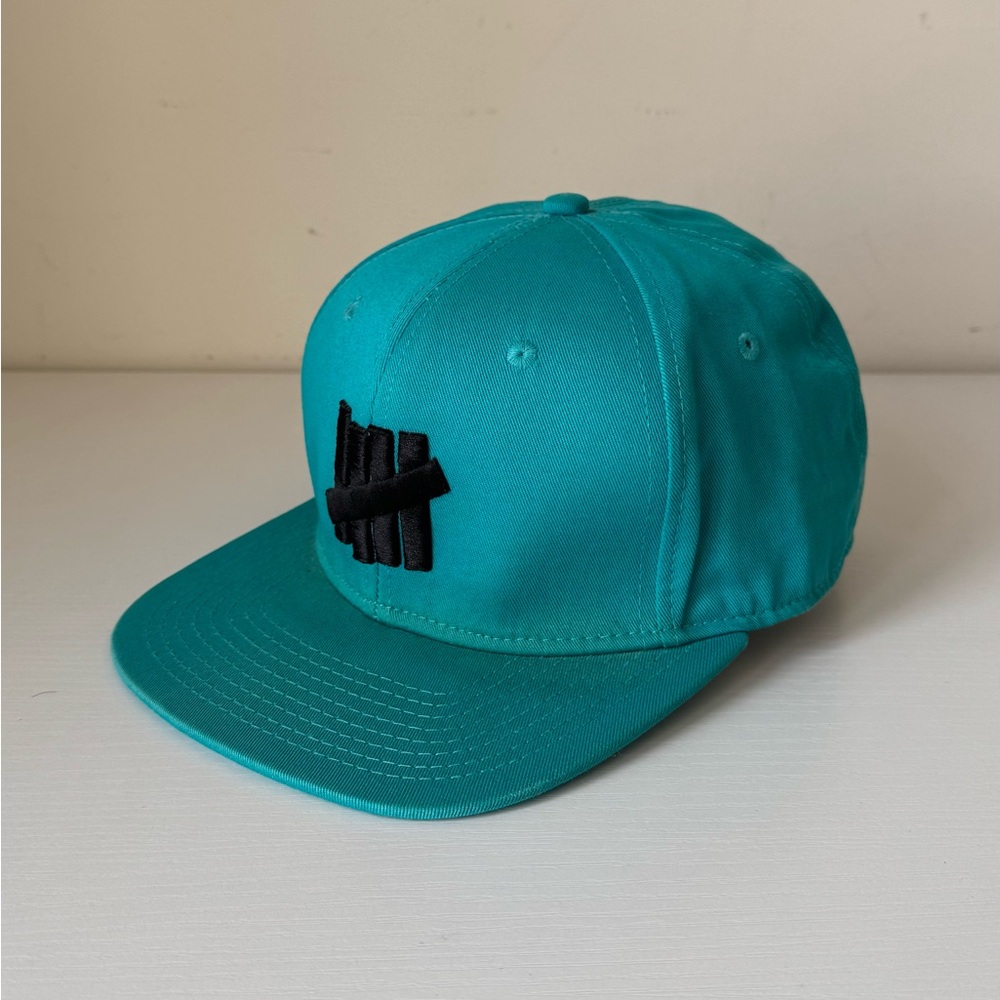 Undefeated classic logo snapback baseball cap